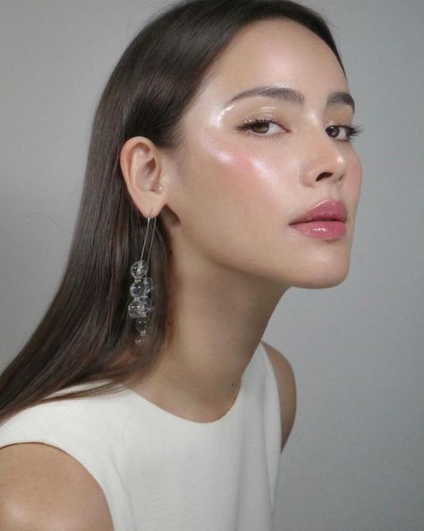 Pink Makeup Asian, Thai Makeup Looks, Low Visual Weight Makeup, Glowy Dewy Makeup, Glamour Magick, Dewy Summer Makeup, Asian Wedding Makeup, Dewy Makeup Look, Glossy Lids