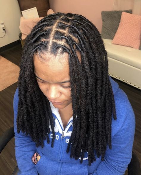 Dreadlock Extensions Black Women, Weaves Hair Styles, Dread Locks Black Women Hairstyles, 100 Locs, Locks Styles, Locs Extensions, Curly Faux Locs, Short Dreadlocks Styles, Dread Locks