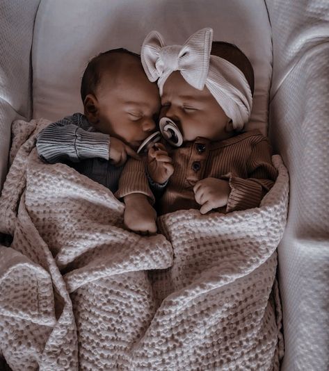 Twin Pregnancy Aesthetic, Twin Mom Aesthetic, Twin Toddler Photography, Triplets Babies Newborns, Twin Baby Photos, Photo Bb, Pregnancy Belly Photos, Triplet Babies