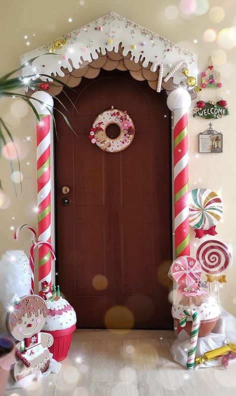 Decoracion Navidad Diy, Candy Themed Christmas, Themed Christmas Decorations, Diy Candyland, Christmas Door Decorating Contest, Door Decorating Contest, Gingerbread Crafts, Gingerbread Christmas Decor, Gingerbread Decorations