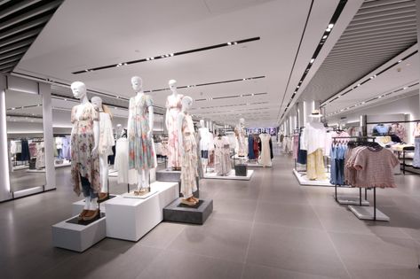 ZARA Reopens Its Renovated Flagship Store at Vivocity ... Zara Store, Clothing Displays, Shop Front Signage, Store Layout, Interior Display, Store Design Interior, Store Interior, Flagship Store, Shop Interior Design