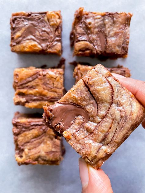 Eggless Nutella Blondies Eggless Blondies, Eggless Blondies Recipe, Dry Cakes, Nutella Blondies, Eggless Brownie Recipe, Chocolate Chip Blondies, Eggless Desserts, Nutella Brownies, Eggless Recipes