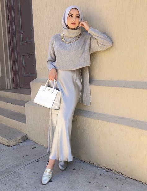 Satin Skirt Outfit Hijab, Skirt Outfit Hijab, Silver Skirt Outfits, Skirt Outfits Hijab, Silk Skirt Outfit, Satin Skirt Outfit, Hijab Summer, Silver Sweater, Stile Hijab