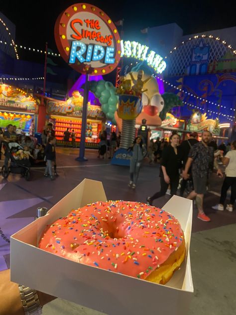 Aesthetic Universal Studios, The Simpsons Universal Studios, Gradventure Universal, Universal Orlando Food, Universal Studios Hollywood Aesthetic, Universal Studios Orlando Aesthetic, Universal Studios Simpsons, Universal Studios Aesthetic, Disneyland Hollywood