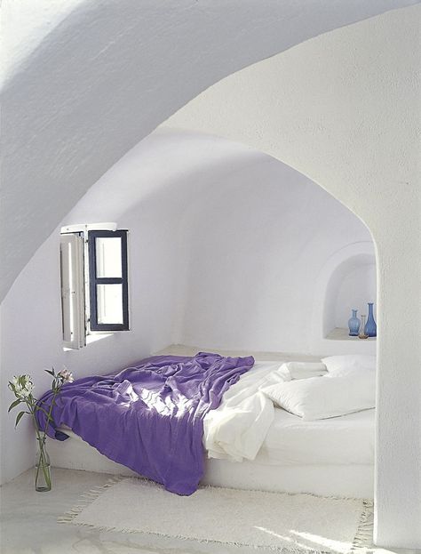 Perivolas Oia Santorini | HomeDSGN, a daily source for inspiration and fresh ideas on interior design and home decoration. Greek Interior Design, Bed Nook, Dekorasi Kamar Tidur, Cob House, Earthship, Transitional House, Dream Bedroom, Macedonia, Design Case