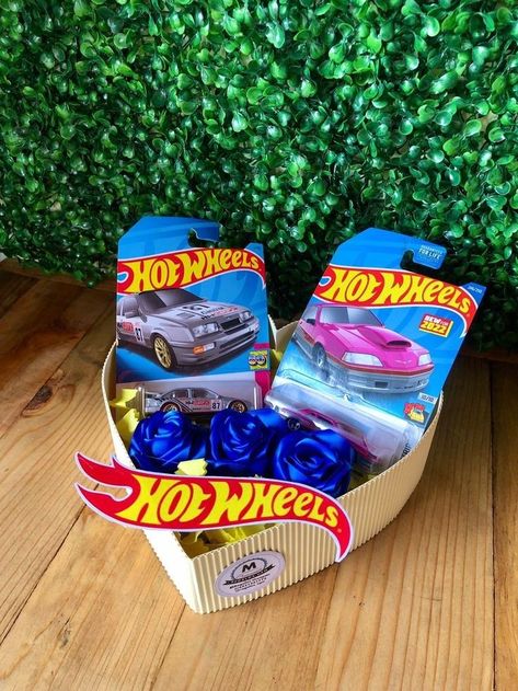 Hotwheels Gift Ideas, Birthday Gifts For Boyfriend Anime, Ramos Hot Wheels, Boyfriends Birthday Ideas, Valentine Gifts For Boys, Easy Birthday Gifts, Handmade Gifts For Boyfriend, Handmade Gifts For Friends, Birthday Gifts For Boyfriend Diy