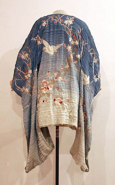 Kimono Design House: Gucci  Designer: Tom Ford  Date: spring/summer 2003 Gucci Kimono, Kimono Street Style, Modern Geisha, Japan Dress, Sari Design, Chinese Style Dress, Kimono Design, Over 60 Fashion, Gucci Designer