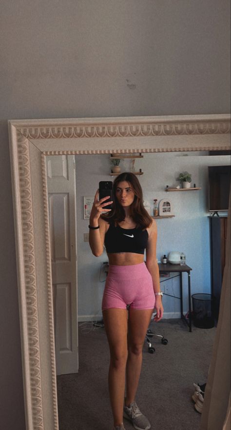 Pink gym shorts, nike sports bra Workout Bra And Shorts, Pink Gym Shorts Outfits, Nike Bra Outfit, Pink Nike Pros Outfit, Spandex Shorts Outfit Gym, Pink Shorts Aesthetic, Nike Pro Shorts Outfit School, Pink Sports Bra Outfit, Nike Pros Outfit Aesthetic