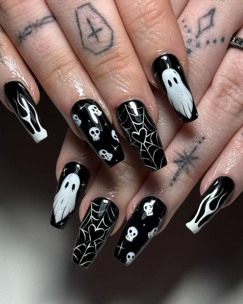 These spooky nails are bootiful! 👻💅🏽 📸 spellboundxnails Nails Gothic, Horror Nails, Holloween Nails, Spooky Nails, Skull Nails, Witchy Nails, Halloween Acrylic Nails, Gothic Nails, October Nails