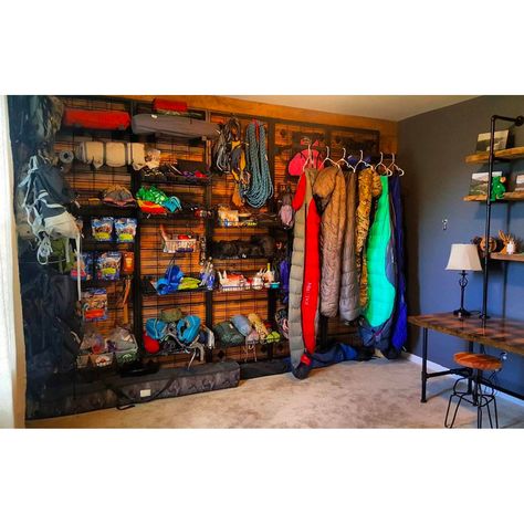 Gear Room Ideas, Outdoor Gear Organization, Outdoor Gear Storage, Camping Gear Organization, Camping Gear Storage, Casa Garage, Adventure Room, Gear Room, Gear Storage