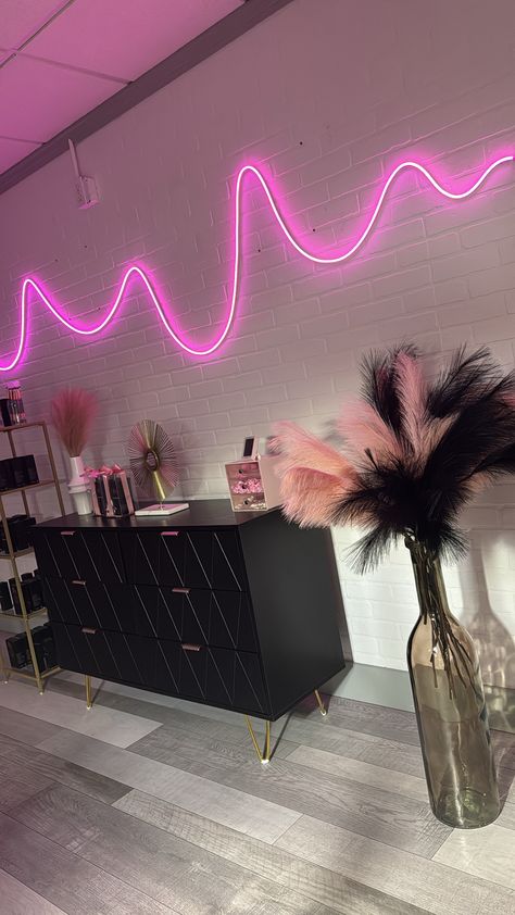 Lash Room is a vibe. Modern Lash Room Decor Black And Pink Salon, Tiny Salon Ideas, Lash Suite, Lash Studio Decor, Studio Lash, Parlour Design, Lash Room Ideas, Pink Salon, Lash Design