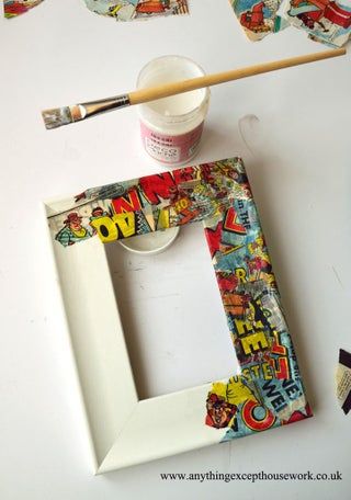 Decoupage Picture Frames, Paint A Mirror Frame, Paint A Mirror, Comic Book Crafts, Cadre Photo Diy, Handmade Picture Frames, Painted Picture Frames, Mirror Frame Diy, Decoupage Glue