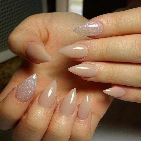 Natural and glitter!! (; Short Pointy Nails Stilettos, Short Pointy Nails Almond, Medium Stiletto Nails, Short Pointed Nails, Short Stiletto Nail Art, Short Pointy Nails, Pointy Nail Designs, Stiletto Nails Short, Sharp Nails