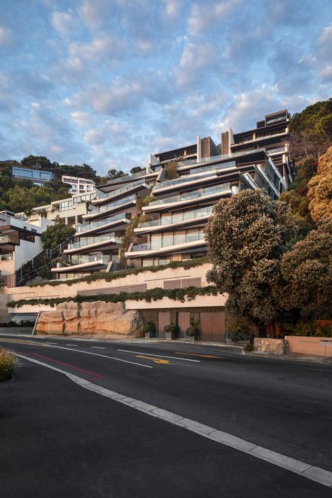 Clifton Terraces apartments on Victoria Road, Cape Town, designed by SAOTA, makes a striking but sensitively integrated architectural statement in the area’s distinctive cliffside setting. The development recedes from the street in a series of stepped, articulated terraces that follow the site's natural contours, boasting panoramic views of the Atlantic Ocean and local landmarks such as Table Mountain and Clifton’s series of sheltered beaches. Terrain Architecture, Mountain Apartment, Rooftop Bars Los Angeles, Sloping Lot House Plan, Briarcliff Manor, Terrace Hotel, Terrace Building, Clifton Beach, Normcore Fashion