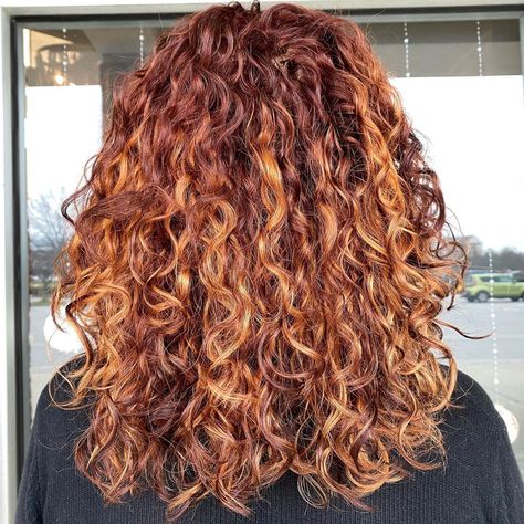 Red and copper hair , red hair with copper highlights, copper hair, red hair Copper Curly Hair Balayage, Highlights Copper Hair, Red Hair With Copper Highlights, Red And Copper Hair, Curly Copper Hair, Hair With Copper Highlights, Copper Hair Red, Copper And Blonde Balayage, Red Copper Balayage