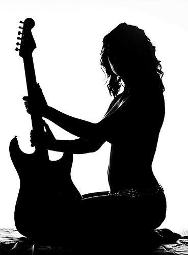 Guitars are so damn sexy Musician Portraits, Guitar Photos, Guitar Photography, Guitar Girl, Female Guitarist, Decoration Photo, Guitar Art, Foto Art, Pop Rock