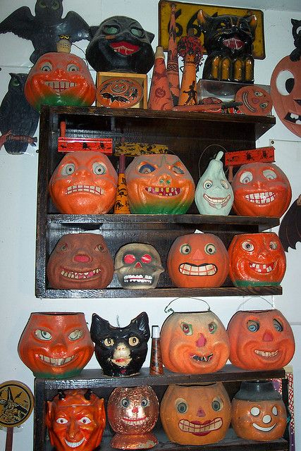 Vintage Halloween lanterns Antique Halloween, Halloween Tricks, Halloween Collectables, Halloween Lanterns, Primitive Halloween, Vintage Halloween Decorations, Halloween Vintage, Halloween Images, Halloween Lights