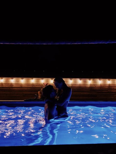 Photos Couple Mignon, Pool At Night, Night Swimming, Night Couple, Shotting Photo, Couples Vibe, Cute Relationship Photos, Future Lifestyle, Kissing Couples