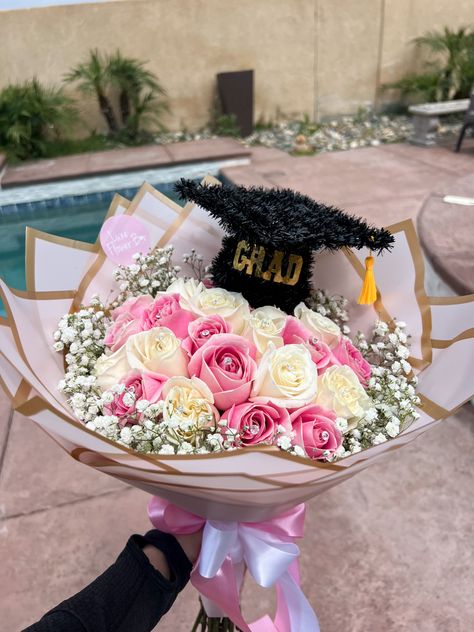 Cute Graduation Flowers, Graduation Ramos Eternal, Flower Graduation Bouquet, Korean Rose Bouquet, Ramos For Graduation, Pink Graduation Bouquet, Diy Graduation Flower Bouquet, Senior Flowers Bouquets, High School Graduation Flowers Bouquet