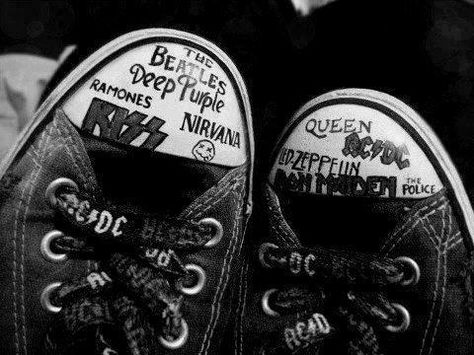 converse art Converse Design, Estilo Rock, Mia 3, Accra, Music Aesthetic, Black And White Aesthetic, Grunge Photography, Ramones, Shoe Art