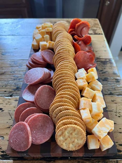 Cheese And Cracker Platter, Baby Shower Finger Foods, Gender Reveal Food, Gender Reveal Party Food, Cheese And Cracker Tray, Meat And Cheese Tray, Charcuterie Board Meats, Holiday Appetizers Easy, Cheese And Crackers