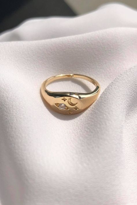 A gold ring with Saturn and the moon. Saturn And Moon, Moon And Stars Ring, Saturn Jewelry, Enchanted Ring, Moon And Saturn, Stars Ring, Pmc Jewelry, Saturn Necklace, Moon And To Saturn