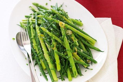 Sauteed beans and asparagus with garlic and chive butter Cook Green Beans, Chive Butter, Asparagus Recipes Oven, Asparagus Garlic, Salad Appetizer Cups, French Dinner, Cooking Green Beans, How To Cook Asparagus, Fresh Green Beans