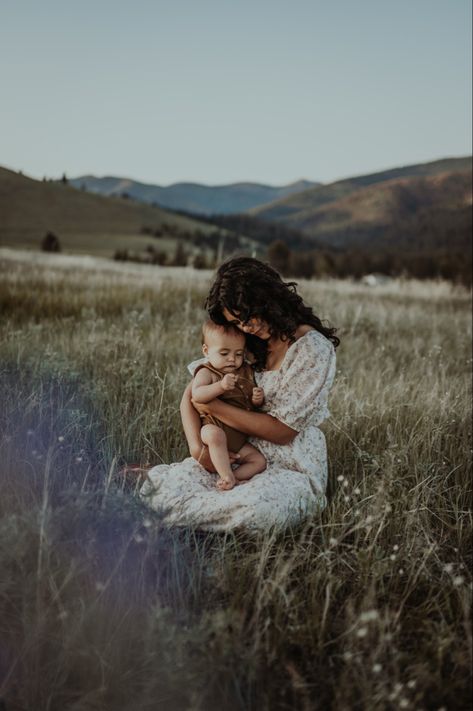 Nature Family Aesthetic, Mommy And Me 3 Month Pictures, Boho Motherhood Photography, Family Lifestyle Photoshoot Outdoor, Motherhood Outdoor Photography, Baby And Me Photo Shoot, Family Pictures With 8 Month Old, Mom And Baby Outdoor Photoshoot, Outdoor Motherhood Photoshoot