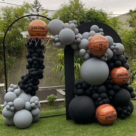 Such a cool basketball themed party by @balloon_andco 🏀🖤 #theeventcollectivex | Instagram Basketball Theme Balloon Garland, Basketball Birthday Balloons, Basketball Theme Party Ideas, Adult Basketball Theme Party, Basketball Balloon Decorations, Basketball Balloon Columns, Basketball Theme Party Decoration, Basketball Balloon Arch, Basketball Decorations Party