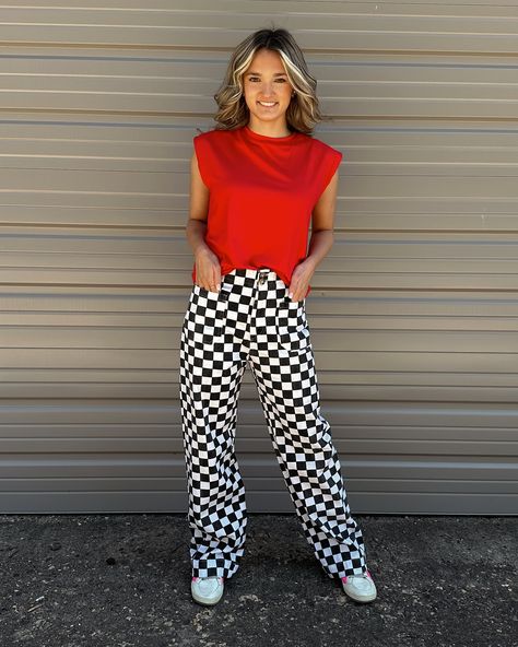 We are OBSESSED with our new Game Day Checkered pants! These are so comfy and only $46! Available in S-L. Sydney is wearing a small. ✨❤️🖤🤍 #gohawgs #gobearcats #menaarkansas #arkansasboutique #onlineboutique Checker Pants Outfit, Windowpane Pants Outfit, Black Checkered Pants Outfits, Black And White Checkered Pants Outfit, Checkered Trousers Outfits, Fun Pants Outfit, Game Day Pants, Black Checkered Pants, Simple Teacher Outfits