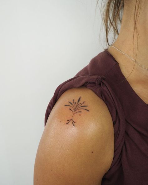 Tiny Linework Tattoo, Classy Tattoos For Women, Handpoke Tattoo, Classy Tattoos, Subtle Tattoos, Feminine Tattoos, Fine Line Tattoos, Simplistic Tattoos, Tattoo Designs For Women