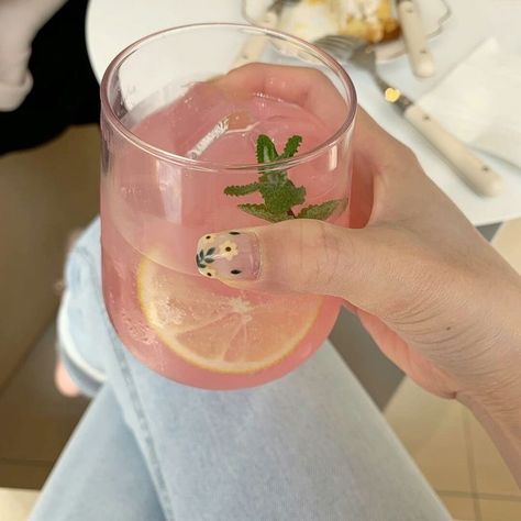 #food #drink #aesthetic #pink #lemonade Essen, Wallpers Pink, Lemonade Drinks, Fizzy Drink, Food Drink Photography, Pink Foods, Pretty Drinks, Pink Drinks, Strawberry Lemonade