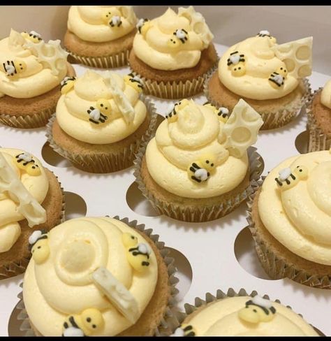 Diy Winnie The Pooh Desserts, Classic Pooh Cupcakes, What Will It Bee Gender Reveal Cupcakes, Pooh Bear Desserts, Winnie The Pooh Deserts, Pooh Bear Cupcakes, Bee Day Cupcakes, Winnie The Pooh Dessert Table Ideas, Winnie The Pooh Baby Shower Cupcakes