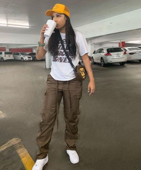 Fall Outfits With Jordans, Back2school Outfits, Brown Cargo Pants Outfit, Female Streetwear, Fly Girls, Brown Cargo Pants, Streetwear Girl, Cargo Pants Outfit, Outfit Inspo Summer