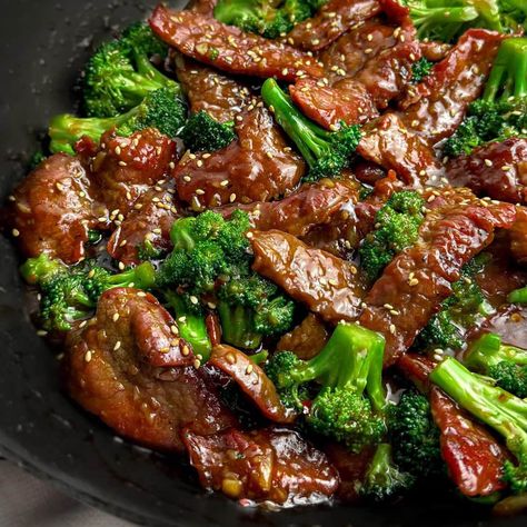 Beef with Garlic Sauce (Chinese Takeout) - Crafty Cookbook Beef With Garlic Sauce Chinese, Beef Chinese Food Recipes, Asian Beef Sauce, Frying Steak Recipes, Asian Takeout Recipes, Garlic Beef Tips, Healthy Simple Dinners, Beef Chinese Recipes, Chinese Dinner Ideas