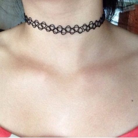 Choker Tattoo Neck, Tattoo Necklaces, 2010 Jewelry, 2000 Jewelry, Tattoo Necklace, 2014 Vibes, Grunge Chokers, 90s Festival, 1990s Kids