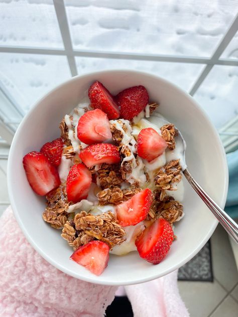 yogurt bowl, healthy, strawberries, greek yogurt, granola, trader joe’s, recipes, meal prep, food, foodie, insta, healthy meal prep, meal inspo, breakfast Fruit Yogurt Bowl Recipe, Strawberry Yogurt Aesthetic, Yogurt Cereal Bowl, Yogurt And Fruit Bowl, Strawberry Yogurt Bowl, Yogurt Bowl Aesthetic, Granola Yogurt Bowl, Yogurt Bowl Recipe, Yogurt With Granola