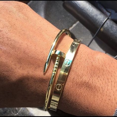 Cartier Mens Bracelet, Bracelets Cartier, Mens Accessories Necklace, Mens Accessories Vintage, Mens Accessories Bracelet, Cartier Men, Cartier Gold, Random Clothes, Outfit Hombre