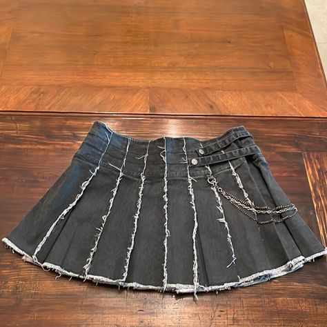 Diy Mini Skirt, Mini Skirt Sewing, Reworked Skirt, Diy Denim Skirt, Punk Skirt, Chain Skirt, Skirts Pleated, Angel Outfit, Diy Skirt