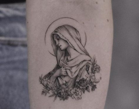 Catholic Mary tattoos with an explanation of their meanings: 50+ ideas in different styles with various elements for every taste. Bonus: the most popular tattoo spots. Mother Mary Tattoo Design, Mary Tattoos Catholic, Catholic Tattoos For Women, Catholic Tattoos For Men, Virgin Mary Tattoo Design, Virgin Mary Tattoos, Madonna Tattoo, Virgen Mary Tattoo, Mary Tattoos