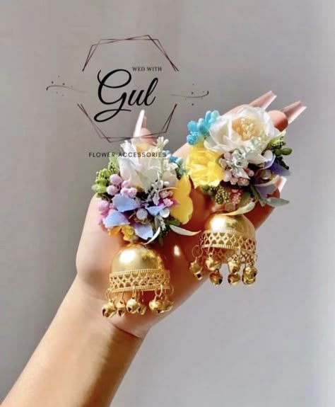 #floraljewellery #jewellery #haldijewellery #haldibridefloraljewellery #haldibride #bridalfloraljewellery #floralinspo #floraljewelleryideas #mehndifloraljewellery #mahendi #floweraccessories Artificial Flower Jewellery For Haldi, Haldi Earrings, Mehendi Jewellery, Artificial Flower Jewellery, Flower Gajra, Haldi Jewellery, Gaur Nitai, Flower Jewellery For Haldi, Flower Jewelry Designs