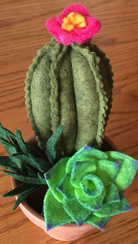 Craft a felt cactus and succulent garden with easy step-by-step instructions. Felt Cactus, Easy Felt Crafts, Paper Cactus, Cactus Craft, Felt Craft Projects, Faux Cactus, Felt Succulents, Cactus Diy, Watercolor Card