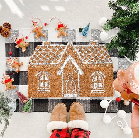 DIY ANTHRO INSPIRED GINGERBREAD HOUSE DOOR MAT 🎄 Painting Door Mats Diy Christmas, Doormat Painting, Gingerbread House Door, Gingerbread Door, Christmas Dorm, College Christmas, Ginger Bread House Diy, Diy Christmas Door, Door Mat Diy