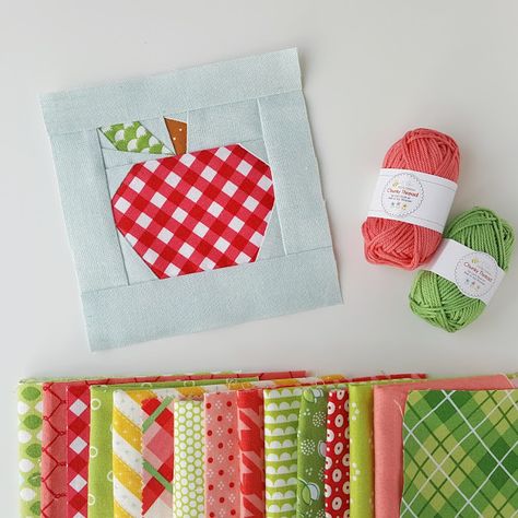 Woodberry Way: Teacher Gift Ideas to Sew School Quilt Block, Gifts To Sew For Teachers, Teacher Quilt Ideas, Quilted Teacher Gifts, Sewing Teacher Gifts, Teacher Quilt, Apple Quilt, Gifts To Sew, Teacher Gift Ideas