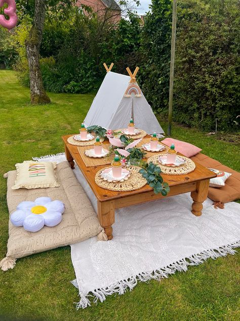 Picnic table with cushions and teepee for toddlers Outdoor 2nd Birthday Party Ideas, Kids Picnic Party, Toddler Picnic, Kids Picnic Parties, Outdoor Kids Party, Country Picnic, Picnic Birthday Party, Kids Picnic, Country Party