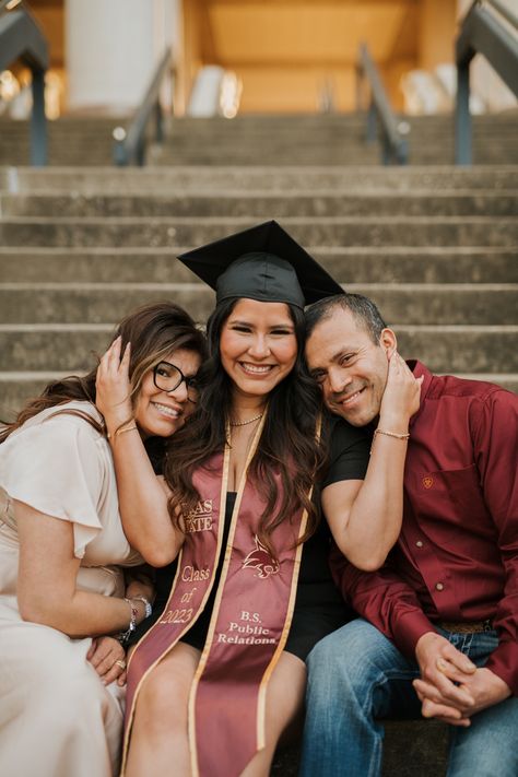 Family College Graduation Pictures, Graduation Pictures Ideas With Family, Grad Photo Ideas With Family, Grad Pictures With Parents, Grad Photoshoot Masters, Graduation Pictures Parents, First Generation Graduation Pictures, Grad Photoshoot Family, Graduation Photoshoot With Parents