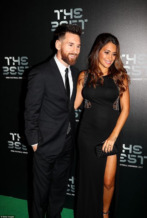 Messi And Antonella, Soccer Neymar, Lionel Messi Wife, Sports Aesthetics, Messy Girl Aesthetic, Messy Wallpaper, Messi And Wife, Wallpaper Sport, Sports Drawing