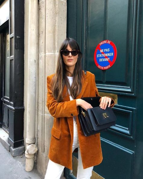 10 Wardrobe Staples That Define French Girl’s Fall Style French Girl Fall Style, Velvet Blazer Outfit, Leia Sfez, French Capsule Wardrobe, Fall Wardrobe Staples, Thanksgiving Outfit Women, Thanksgiving Outfit Ideas, Cute Thanksgiving Outfits, Estilo Indie