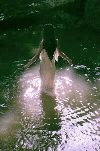 solamite aesthetic Water Nymphs, Ethereal Aesthetic, 사진 촬영 포즈, Fairy Aesthetic, Witch Aesthetic, Forest Fairy, Foto Inspiration, 인물 사진, Green Aesthetic