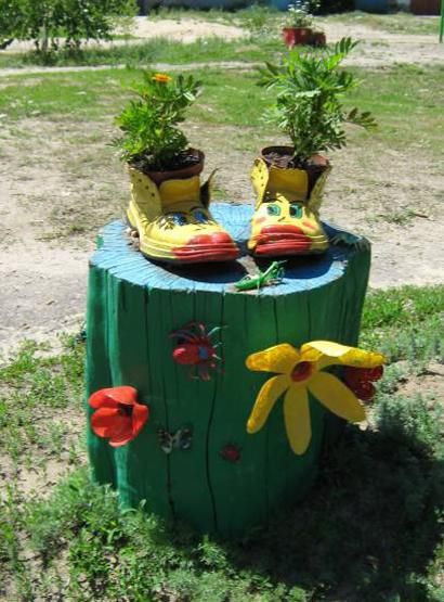 How to Decorate Tree Stumps Creating Bright Play Areas for Kids and Adults Decorate Tree, Tree Stump Decor, Tree Stump Planter, Tre Kunst, Yard Art Crafts, Play Garden, Tree Stumps, Small Front Yard, Diy Fence